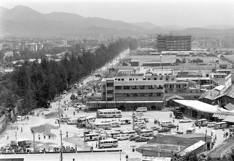 鄧小平在1978年12月召開的中共十一屆三中全會(huì)，開創(chuàng)了我國(guó)改革開放的社會(huì)主義現(xiàn)代化建設(shè)的新時(shí)期。