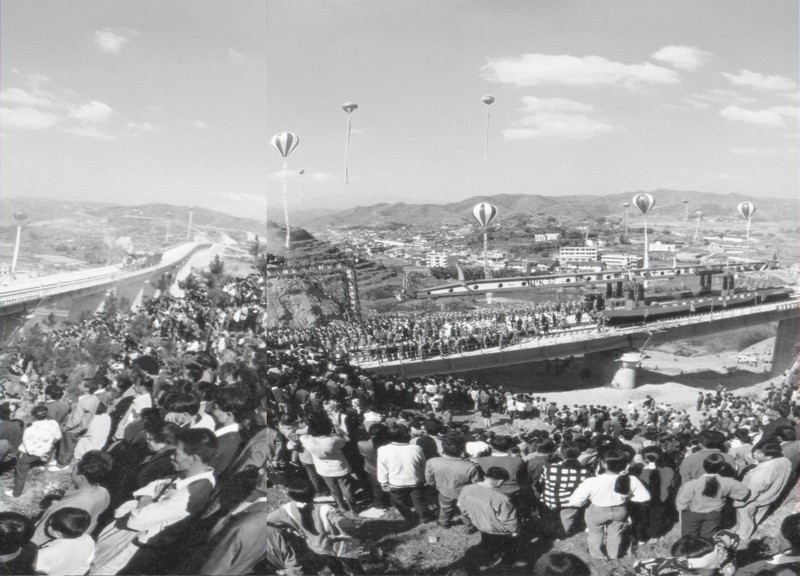 鄧小平在1978年12月召開的中共十一屆三中全會，開創(chuàng)了我國改革開放的社會主義現(xiàn)代化建設(shè)的新時(shí)期。