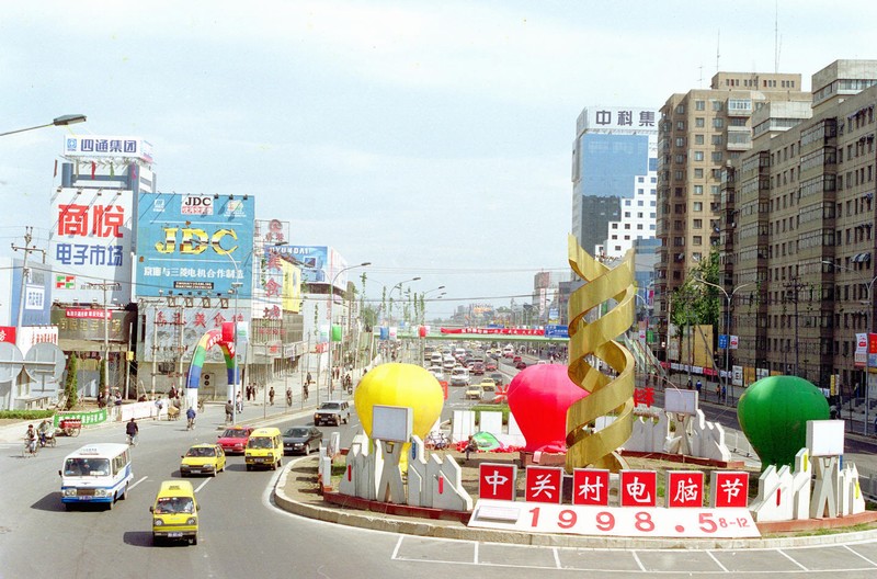 鄧小平在1978年12月召開的中共十一屆三中全會，開創(chuàng)了我國改革開放的社會主義現(xiàn)代化建設的新時期。