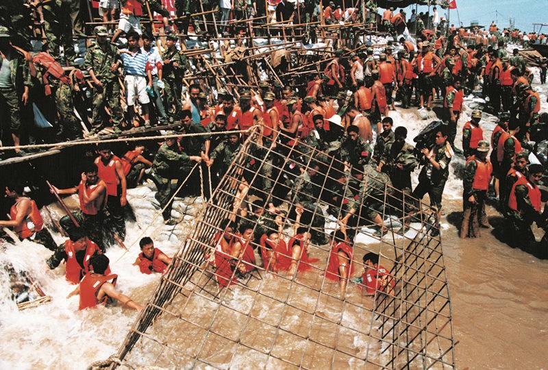 鄧小平在1978年12月召開的中共十一屆三中全會，開創(chuàng)了我國改革開放的社會主義現(xiàn)代化建設的新時期。