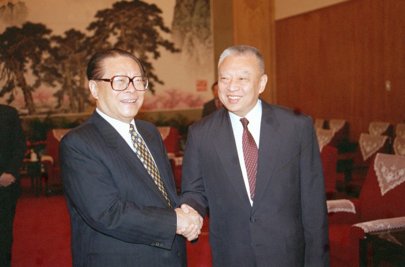 1997年12月11日，國家主席江澤民在中南海會(huì)見來北京述職的香港特別行政區(qū)行政長官董建華。