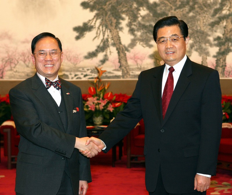 1997年12月11日，國(guó)家主席江澤民在中南海會(huì)見來(lái)北京述職的香港特別行政區(qū)行政長(zhǎng)官董建華。