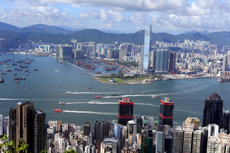 1997年12月11日，國家主席江澤民在中南海會見來北京述職的香港特別行政區(qū)行政長官董建華。