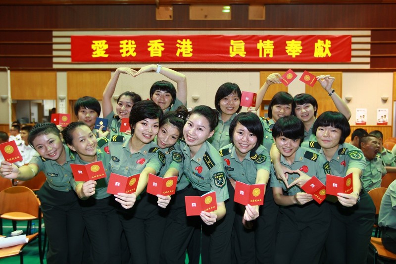 1997年12月11日，國家主席江澤民在中南海會見來北京述職的香港特別行政區(qū)行政長官董建華。