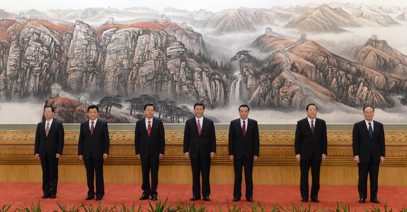 2012年11月15日，在黨的第十八屆中央委員會(huì)第一次全體會(huì)議上，新當(dāng)選的中共中央總書記習(xí)近平和中共中央政治局常委們同採訪十八大的中外記者親切見面。
