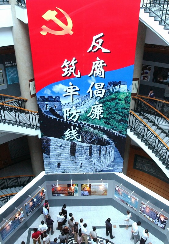 2012年11月15日，在黨的第十八屆中央委員會第一次全體會議上，新當選的中共中央總書記習近平和中共中央政治局常委們同採訪十八大的中外記者親切見面。