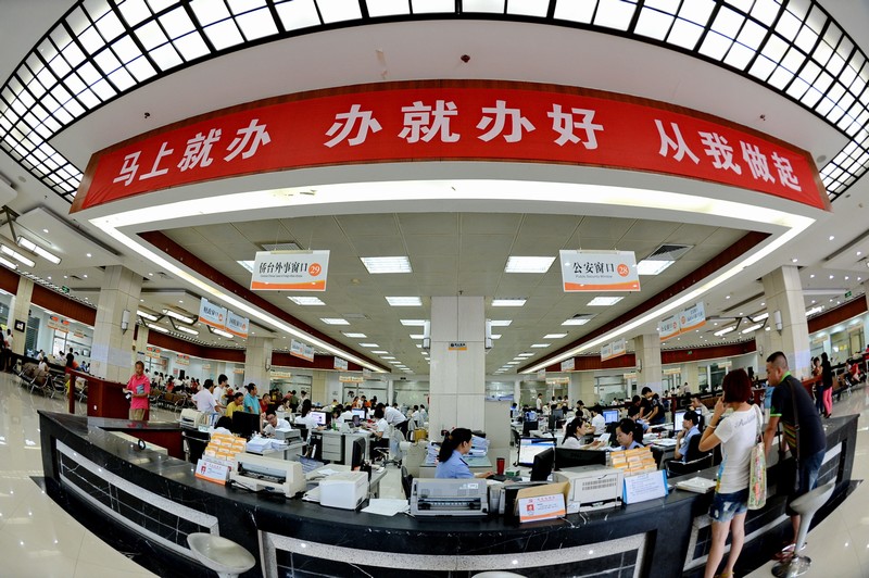 2012年11月15日，在黨的第十八屆中央委員會(huì)第一次全體會(huì)議上，新當(dāng)選的中共中央總書記習(xí)近平和中共中央政治局常委們同採(cǎi)訪十八大的中外記者親切見面。