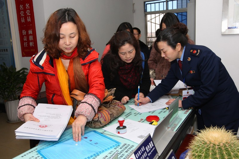 2012年11月15日，在黨的第十八屆中央委員會(huì)第一次全體會(huì)議上，新當(dāng)選的中共中央總書(shū)記習(xí)近平和中共中央政治局常委們同採(cǎi)訪十八大的中外記者親切見(jiàn)面。
