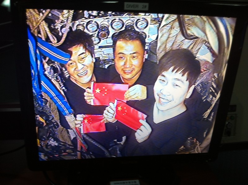 2012年11月15日，在黨的第十八屆中央委員會(huì)第一次全體會(huì)議上，新當(dāng)選的中共中央總書記習(xí)近平和中共中央政治局常委們同採(cǎi)訪十八大的中外記者親切見(jiàn)面。
