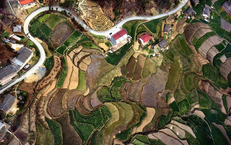 2012年11月15日，在黨的第十八屆中央委員會(huì)第一次全體會(huì)議上，新當(dāng)選的中共中央總書記習(xí)近平和中共中央政治局常委們同採訪十八大的中外記者親切見面。