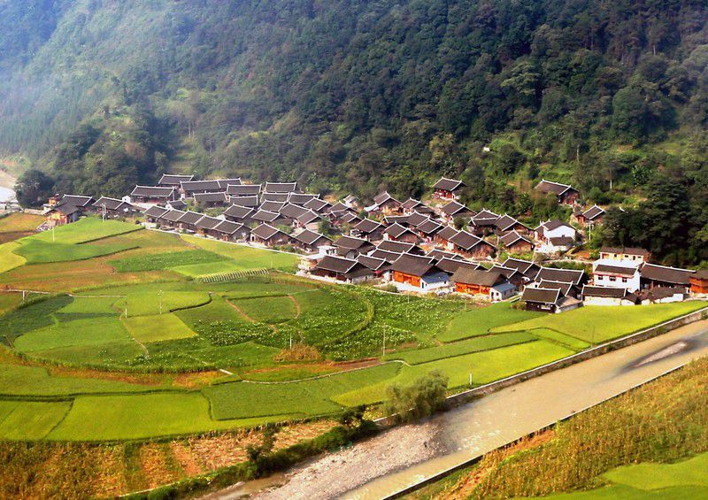 2012年11月15日，在黨的第十八屆中央委員會(huì)第一次全體會(huì)議上，新當(dāng)選的中共中央總書記習(xí)近平和中共中央政治局常委們同採(cǎi)訪十八大的中外記者親切見面。