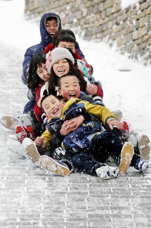 2012年11月15日，在黨的第十八屆中央委員會第一次全體會議上，新當選的中共中央總書記習近平和中共中央政治局常委們同採訪十八大的中外記者親切見面。