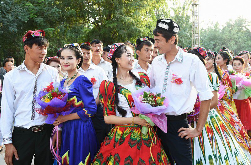 2012年11月15日，在黨的第十八屆中央委員會(huì)第一次全體會(huì)議上，新當(dāng)選的中共中央總書記習(xí)近平和中共中央政治局常委們同採訪十八大的中外記者親切見面。