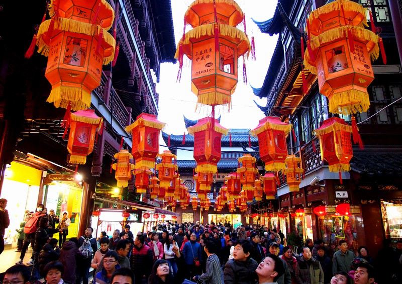 2012年11月15日，在黨的第十八屆中央委員會(huì)第一次全體會(huì)議上，新當(dāng)選的中共中央總書(shū)記習(xí)近平和中共中央政治局常委們同採(cǎi)訪十八大的中外記者親切見(jiàn)面。