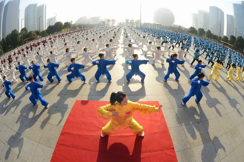 2012年11月15日，在黨的第十八屆中央委員會(huì)第一次全體會(huì)議上，新當(dāng)選的中共中央總書記習(xí)近平和中共中央政治局常委們同採訪十八大的中外記者親切見面。