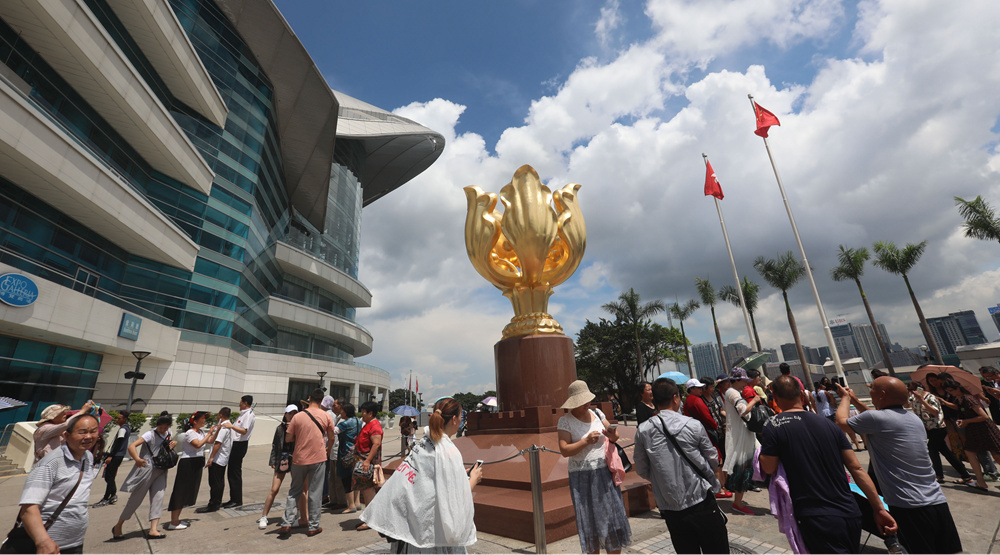 與祖國(guó)同舟共濟(jì) 為夢(mèng)想風(fēng)雨兼程——慶祝香港回歸20周年