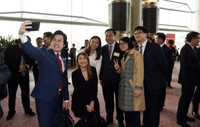 何靖副主任與來賓交談并合影