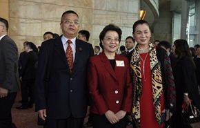 仇鴻副主任與來賓交談并合影