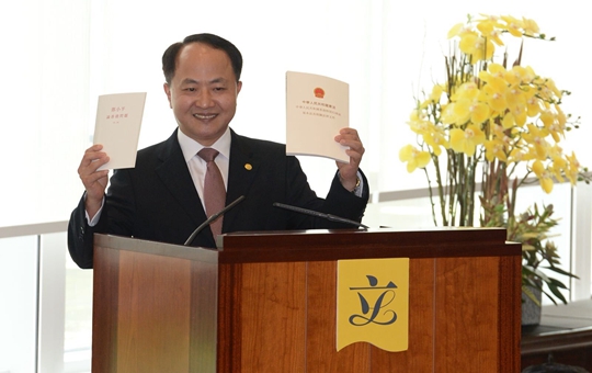 王志民主任向立法會(huì)議員贈(zèng)送兩本書(shū)