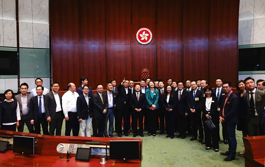 王志民主任在梁君彥主席和議員陪同下參觀立法會(huì)會(huì)議廳