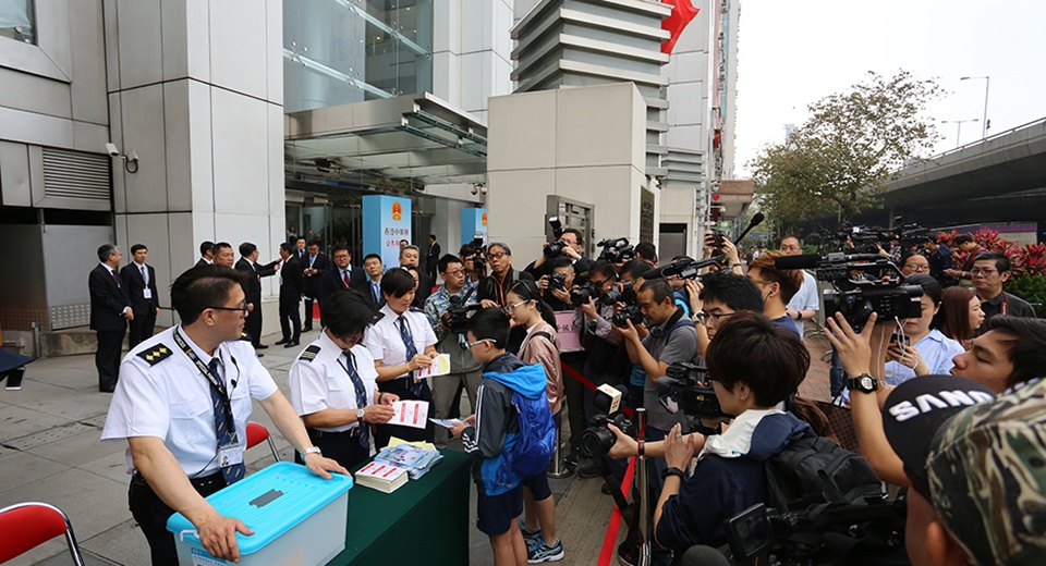 大批記者到場采訪