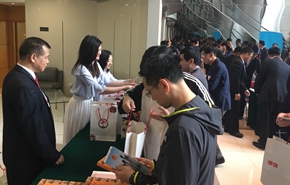 市民領(lǐng)取參觀紀(jì)念品