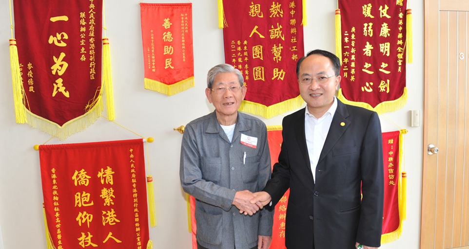 王志民主任與87歲的鄧石坤老人在錦旗展區(qū)合影留念