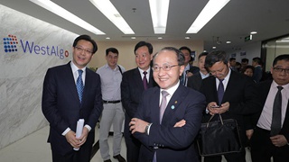 王志民參觀成都高新區(qū)內(nèi)的丘鈦科技集團(tuán)等創(chuàng)科企業(yè)