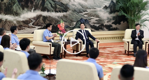 韓正會(huì)見香港各界青年代表訪問團(tuán)并座談